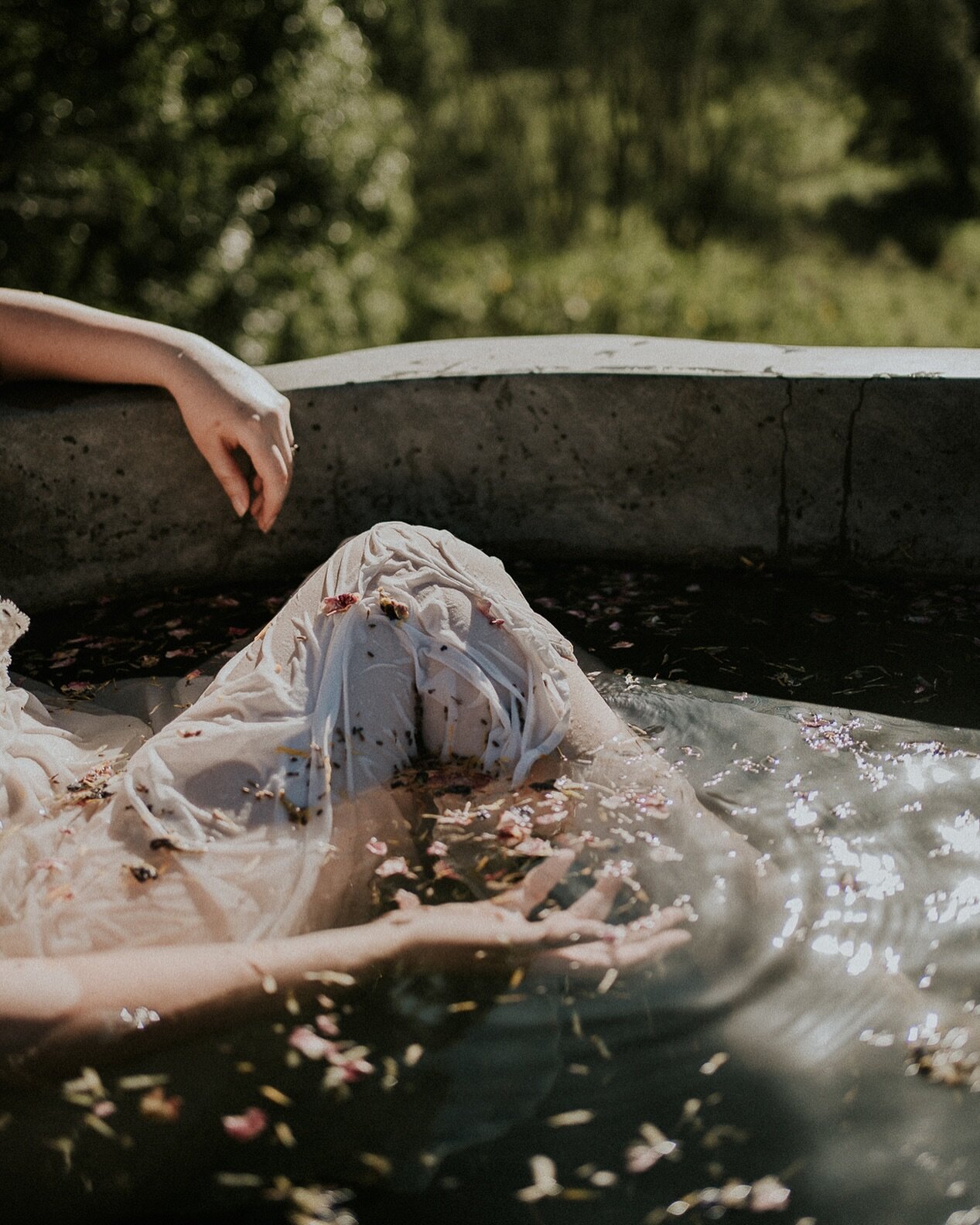 A dress in the bath isn&rsquo;t the most conventional approach, but it sure looks great on camera 🙏🏻 Feat. our gorgeous Bath Blooms created with @nimbinapothecary 💐
#ophelia #outdoorbath #boutiquestays #natureescape #weekendsaway  #flowerbath